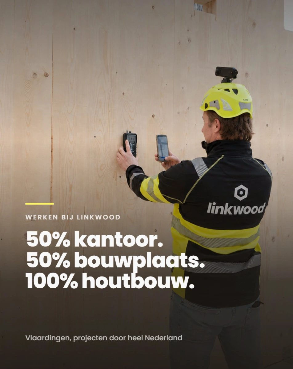 Medewerker Linkwood op de bouwplaats. Met vacature tekst 50% kantoor 50% bouwplaats 100% houtbouw
