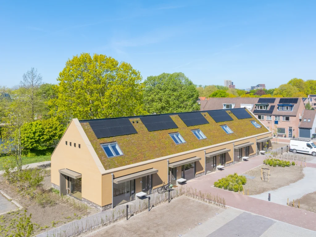 De Groene Redoute luchtfoto van de woningen met sedumdak en zonnepanelen