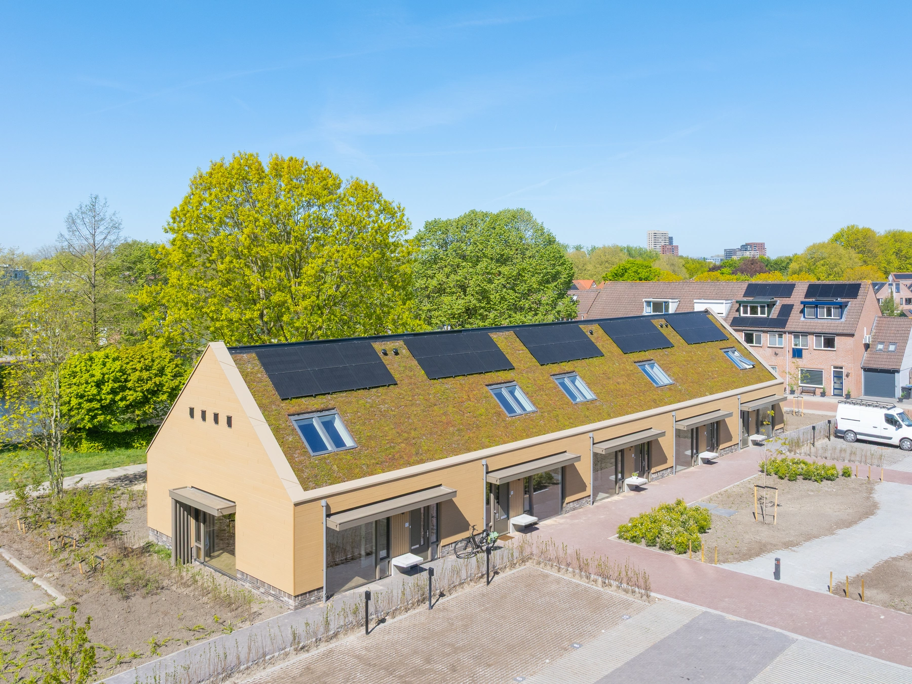 De Groene Redoute luchtfoto van de woningen met sedumdak en zonnepanelen