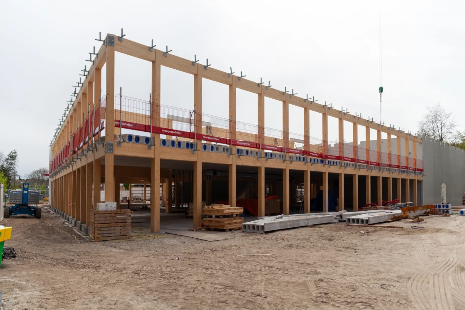 Gemini houten skelet van het gebouw in aanbouw op de bouwplaats