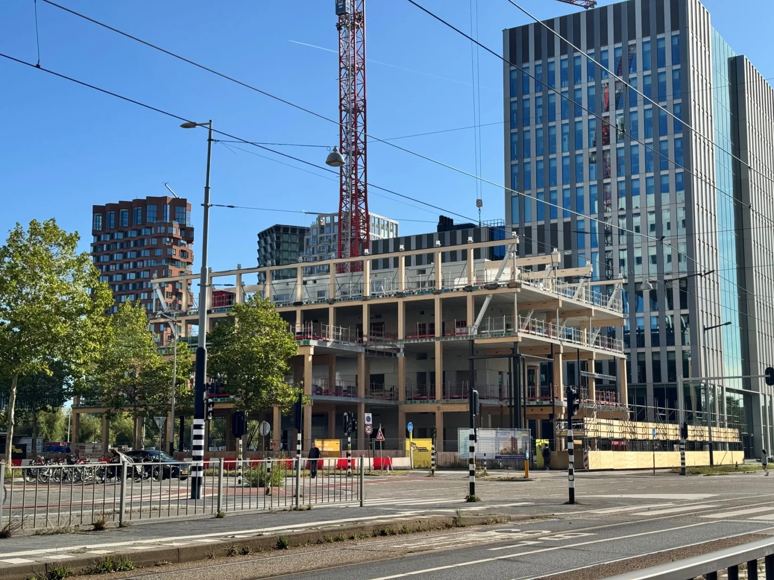Matrix houten skelet van het gebouw in aanbouw tussen de hoogbouw met bouwkraan
