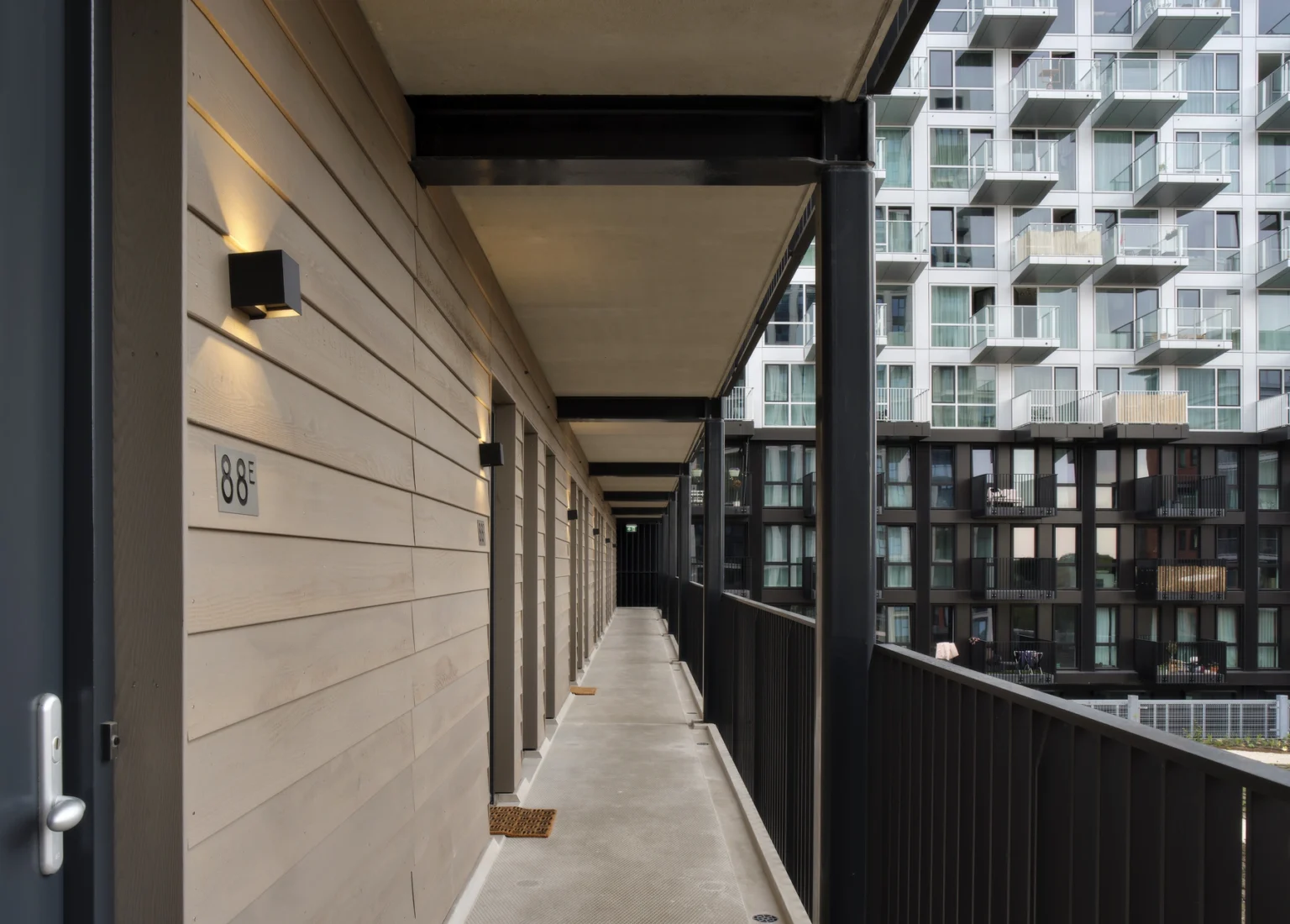 OneMilkyWay foto van de galerij met houten gevelbekleding in Den Haag