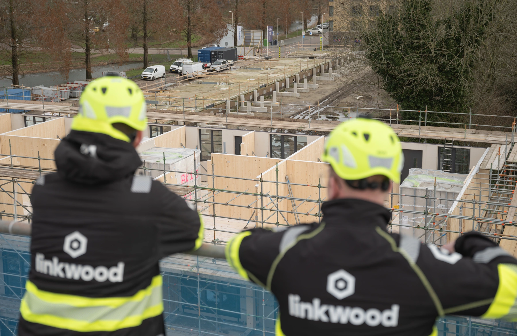 Rembrandtweg Linkwood medewerkers kijken uit over de bouwplaats vanaf het dak van een ander gebouw