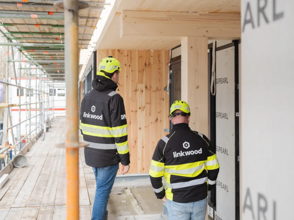Rembrandtweg Linkwood medewerkers lopen over de steiger met rechts de woning in aanbouw