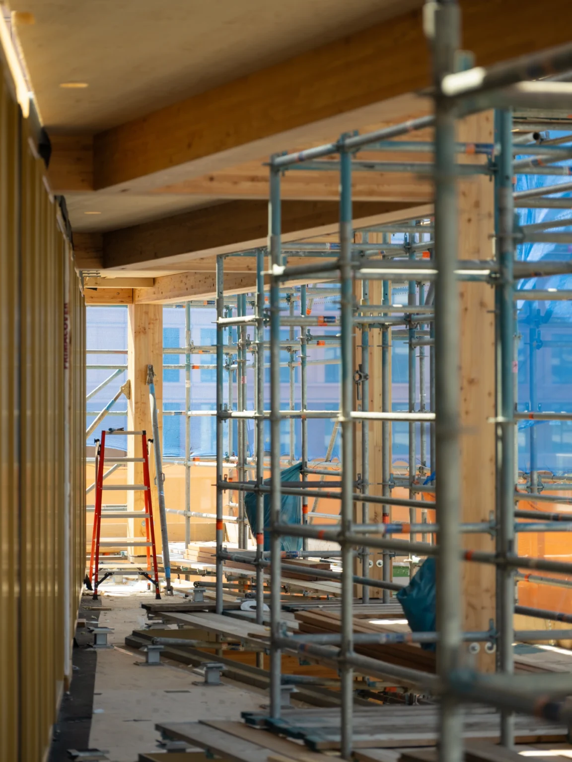 The Ark balkons van Glulam en CLT houtbouw tussen de steigers