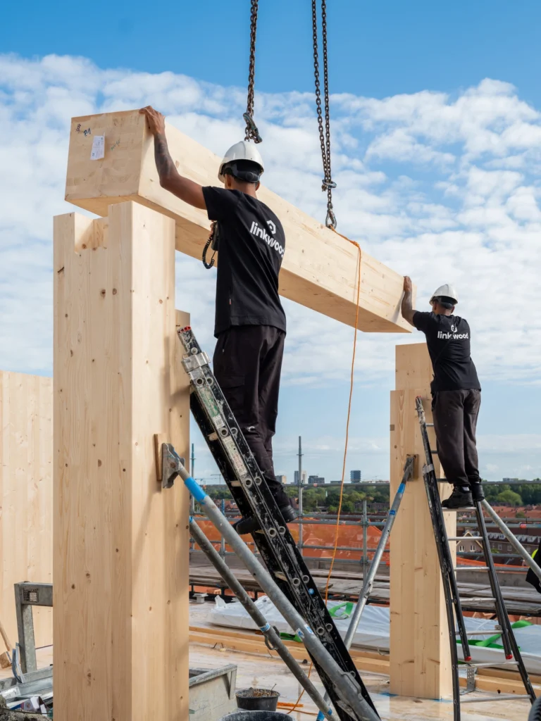 The Ark medewerkers van Linkwood zijn bezig met het plaatsen van een houten ligger