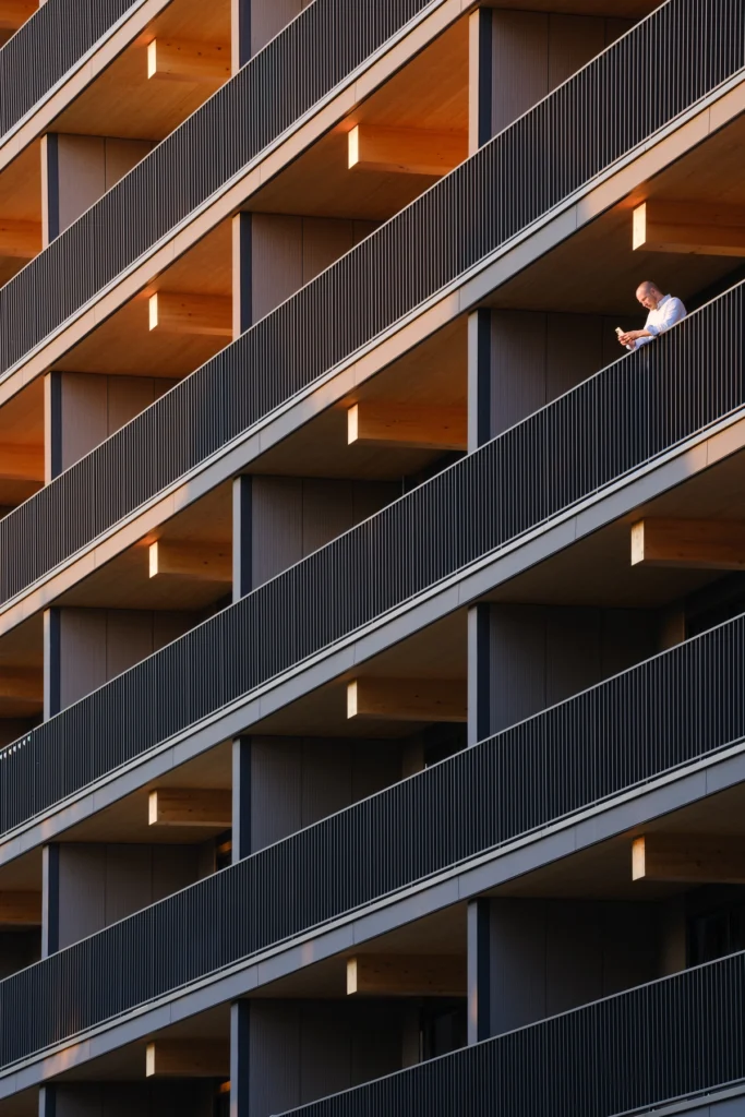 Valckensteyn close-up van de balkons met een bewoner op het balkon
