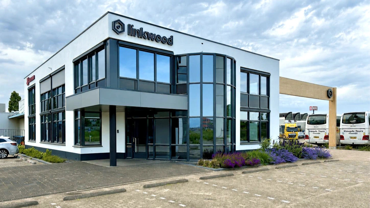 foto van de voorgevel van het linkwood kantoorpand met de entree en parkeerplaats