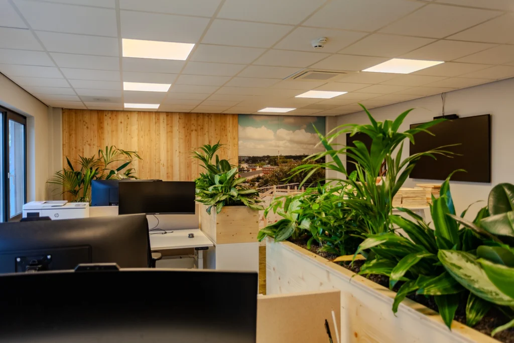 Kantoor van Linkwood met houten wand en veel groene planten